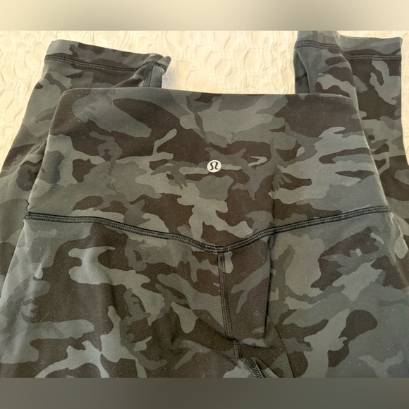 Green and Black Camo Align 21” Crop Leggings Size 4 - Picture 2 of 6